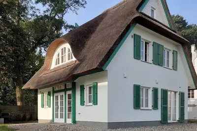Image de Traditional thatched house directly on the Baltic Sea