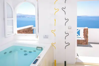 Image de Cozy Nest Villa with Indoor Plunge Pool, Caldera and Volcano Views