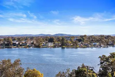 Image de Modern 4br Mirraboo Home with Panoramic Lake Views