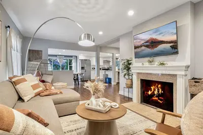 Image de Peaceful Upper Unit in Edmonds | Mins to Ferry