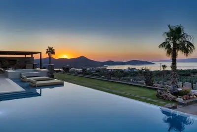 Image de Sun Soaked Hillside Retreat