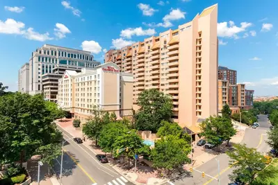 Image de 3 Units | Convenient Arlington Haven | Walk to Metro for Easy Dc Exploration