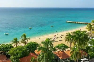 Image de Ocean View Apartment with Ac – Steps to Doctor’s Cave Beach