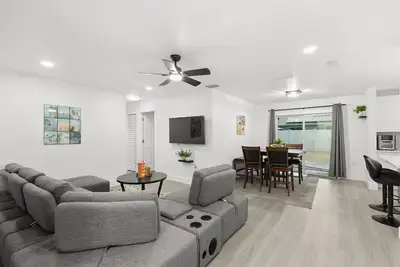 Image de La Villa Gris – 4br Coastal Retreat Near Clearwater & Gulf Beaches