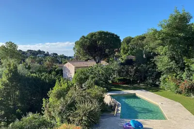 Image de Beautiful villa and garden with swimming pool