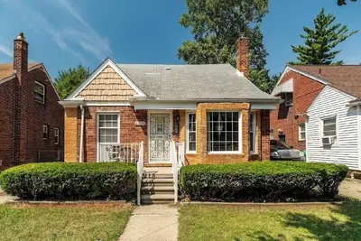 Image de Charming 3br Detroit Bungalow Near Zoo, Stadiums, and Suburbs.