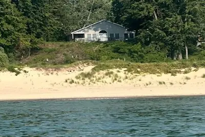 Image de Lakefront two-bedroom cottage with private beach & breathtaking views of Lake Mi