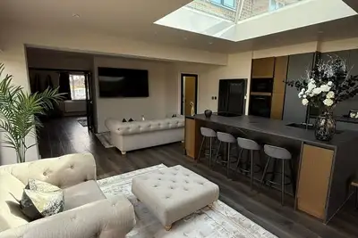 Image de Stylish 3 Bedroom House - Garden - Parking - Outdoor Playground