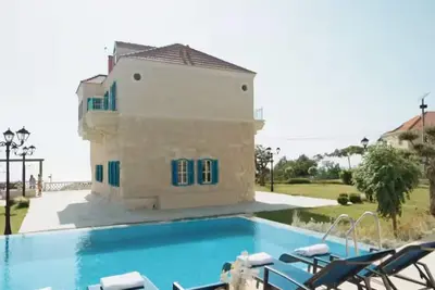 Image de Bluehouselb Private Villa with Big Garden & Pool
