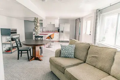 Image de Spacious 1-Bedroom Basement Apartment