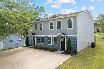 Image de Entire Duplex • 6 King Beds • Private Patios • Great for Groups • 10 min to Gvl