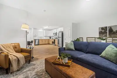 Image de Cozy & Modern New-Build, 10 min to Greenville, Private Deck | Sleeps 6