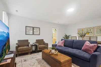 Image de Modern & Comfy, Private Deck | 10 min to Paris Mtn + Greenville | Sleeps 6