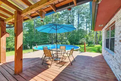 Image de Pool & Deck: Pond-View Getaway in Newnan!