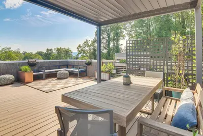 Rooftop Deck, Sweeping Views: Chic Home in Brevard