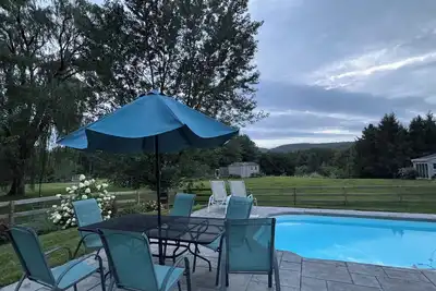 Image de 2-bedroom 2nd floor suite in Kent with pool