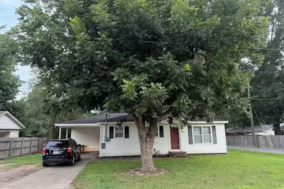 Image de Cozy 3-Bedroom Cottage with Carport & Shaded Yard. Nestled under a big tree.
