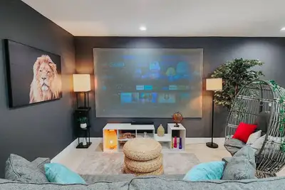 Image de 5 King Beds / 2 Free Driveway Parking / Pool Table