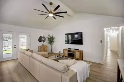 Image de Custom Designer Home. Sleeps 9. Close to domain Q2