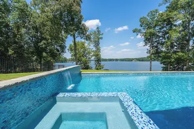 Image de New Stunning Lakefront • Heated Pool • Spa • Game Room • Putting Green • Dock