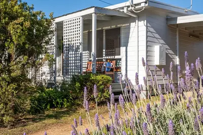 Image de Hilltop Cottage | Beachside Escape with Fireplace