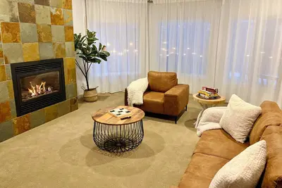 Image de Elegant 2 Bdr suite with cozy Fireplace  & Privacy.