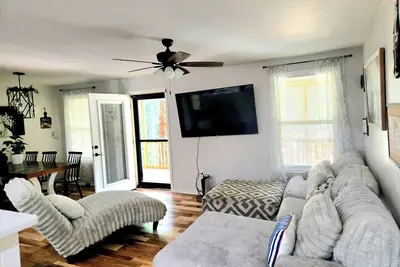 Image de Charming 2-bedroom cottage on Candlers Mountain minutes from Liberty University.