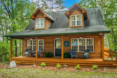 Image de “Stayawhile” and enjoy private hot tub & game room