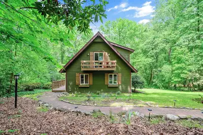 Image de Fairytale cabin located in North Raleigh. . .