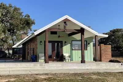 Image de Biloxi Beach House - beach views, outdoor kitchen & Pool in the heart of Biloxi!
