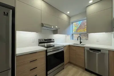 Image de Leaside 2br with parking and laundry, family and pet friendly neighbourhood