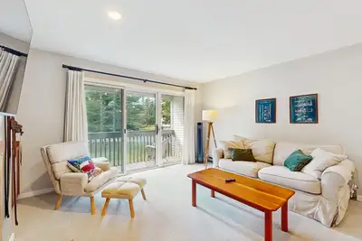 Image de Top floor condo w/ balcony, gas fireplace, tennis, walking/biking trails, w/d