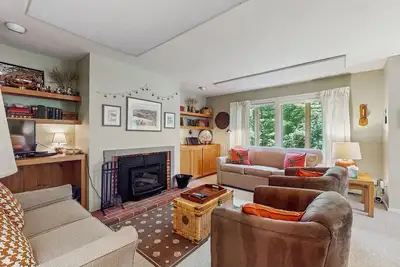 Image de Ski-in/ski-out condo w/ balcony, mountain & valley views, grill, pool, fireplace