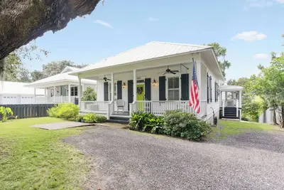 Image de Historic Waterfront Home