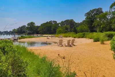 Image de Spacious Coastal Retreat with Community Beach Easy to Annapolis w Yard & Grill