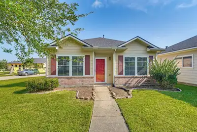 Image de < 1 Block to Park: Family-Friendly Houston Home!