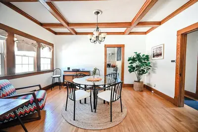 Image de Blue Bungalow - 3 min to downtown, Gbr!