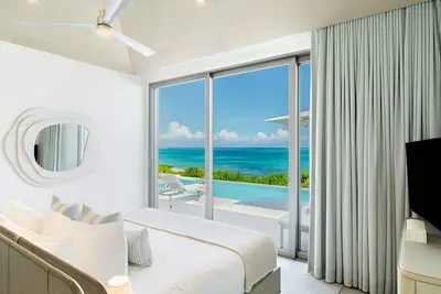 Image de Sophisticated Villa w/ Balcony Overlooking Sparkling Blue Seas