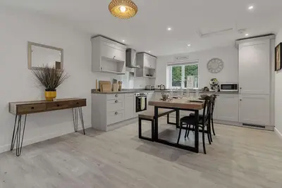 Image de Tor Cottage -Private Hot Tub & Communal Swimming Pool with Fishing nearby