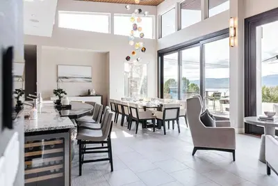 Image de Perched above Okanagan Lake in Upper Mission, Cascadia gives you infinity pool views, a private hot tub, luxe bedrooms with ensuites, a chef kitchen, theater room, games lounge & concierge support. Perfect for group trips, families & special occasion