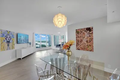 Image de Wonderland! (2 bedroom condo + Jr room)