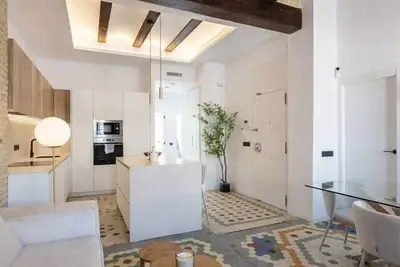 Image de Renewed tradition: In front of the river and downtown.