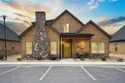 Image de Luxurious 5-bedroom & 5 bath on suite cabin in Branson. Perfect for all ages.