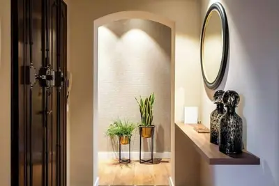 Image de A stone's throw from the center