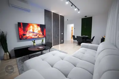 Image de Executive 2br Apartment Sleeps 4 Near Promenada Mall with Balcony and Fast WiFi