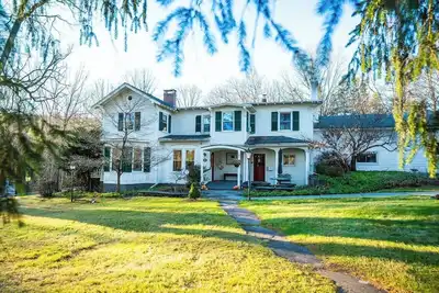 Image de Twin Oaks Near Lake Wallenpaupack | Historic Home