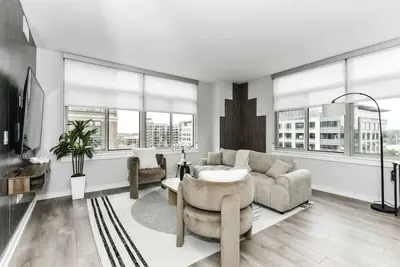 Image de Modern 2br Oasis with Scenic Rooftop & Gym