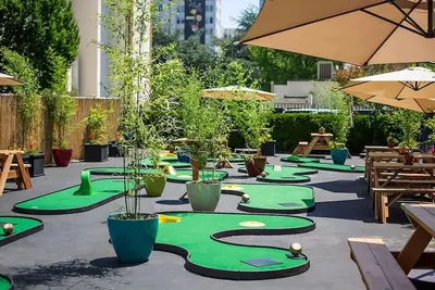 Image de Relax in Style! Two Pet-friendly Units, Onsite Mini-Golf, Pop- Up Cinema!