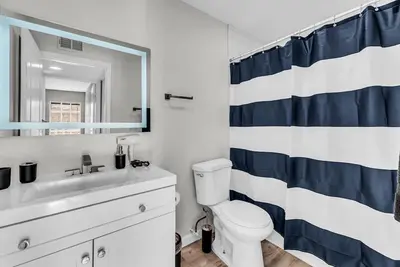 Image de Relaxed 2br Condo Close to Dining & Entertainment