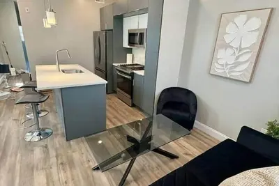 Image de Art museum two bedroom & deck, best location.